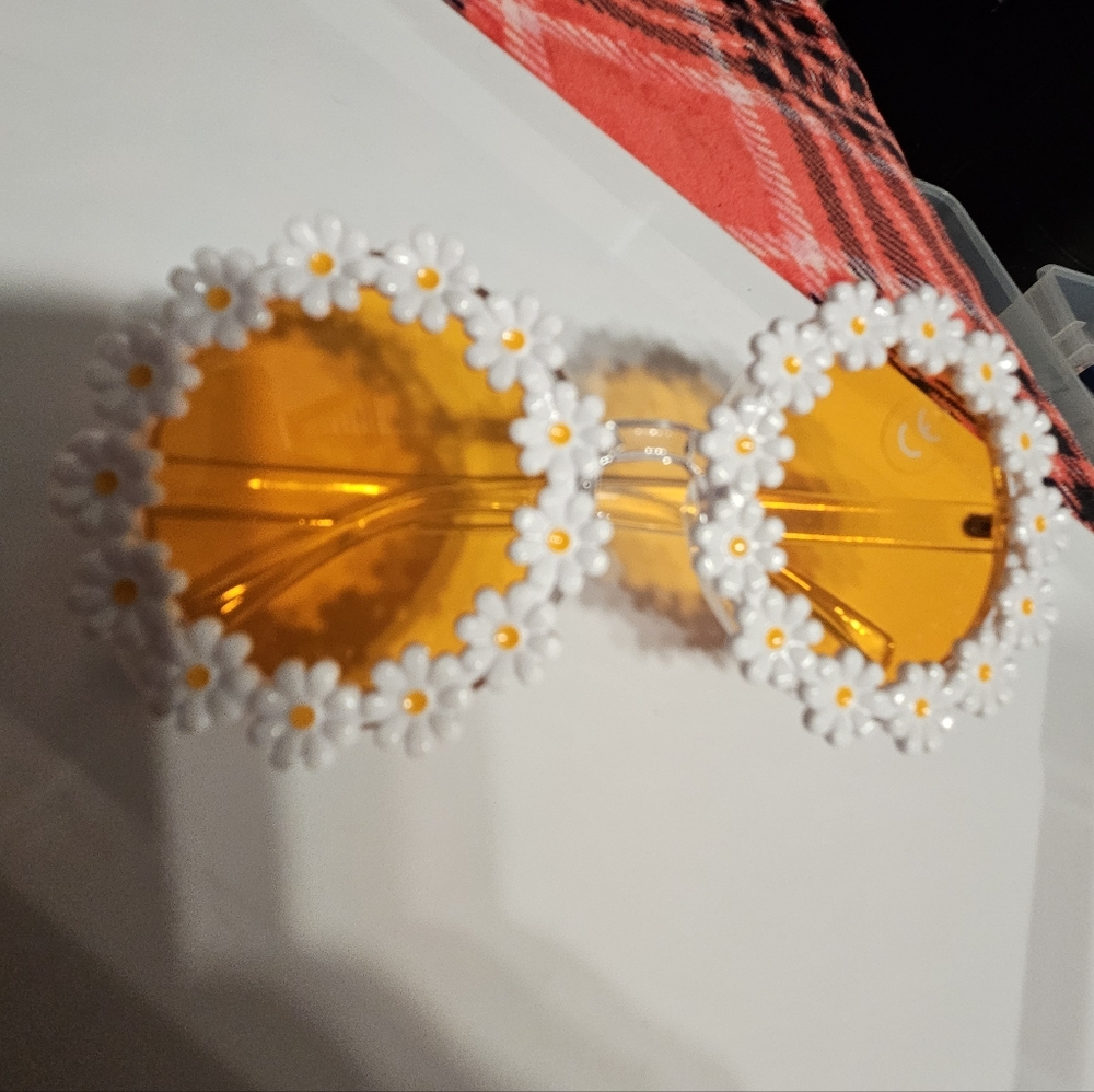 SHEIN White Daisy Trim Amber Lens Round Sunglasses
